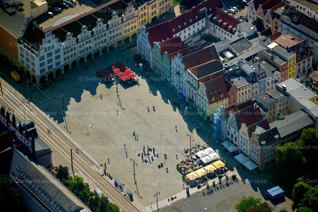 4062021 | ROSTOCK 08.09.2021 Verkaufs- und Imbißstände und Handelsbuden " Neuer Markt " im Ortsteil Stadtmitte in Rostock im Bundesland Mecklenburg-Vorpommern, Deutschland. // Sale and food stands and trade stalls in the market place " Neuer Markt " in the district Stadtmitte in Rostock in the state Mecklenburg - Western Pomerania, Germany. Foto: Gerhard Launer