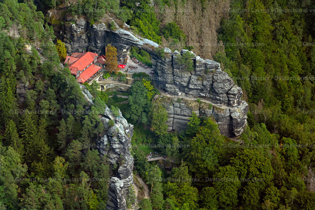 4060656 | HRENSKO 07.09.2021 Sandsteinfelsen " Prebischtor " in Hrensko in Ustecky kraj - Aussiger Region, Tschechien. // Rock massif and rock formation " Prebischtor " (Pravcicka brana) in Hrensko in Ustecky kraj - Aussiger Region, Czech Republic. Foto: Gerhard Launer