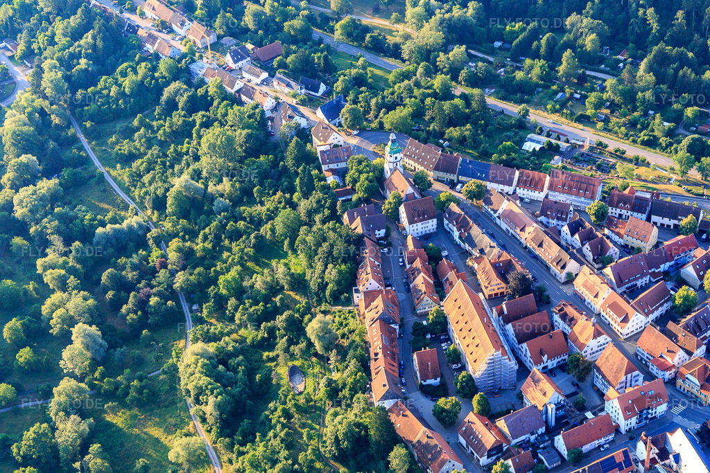 Luftbild: Historischer Ortskern mit Fruchtkasten und Stadtkirche in Rosenfeld im Bundesland Baden-Württemberg in Deutschland. Foto: IMG_148834.jpg vom 28.06.2025 durch Werner Riehm/FLY-FOTO.deFRUCHTKASTEN.DE/OEFFNUNGSZEITEN