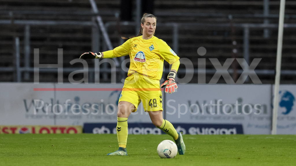 Fussball, DFB-Pokal Frauen, SC Fortuna Köln - SV Werder Bremen | v.li.: Diede Lemey (Torhüterin, Torwart, SV Werder Bremen, 48) am Ball, Freisteller, Einzelbild, Ganzkörper, Aktion, Action, Spielszene, DIE DFB-RICHTLINIEN UNTERSAGEN JEGLICHE NUTZUNG VON FOTOS ALS SEQUENZBILDER UND/ODER VIDEOÄHNLICHE FOTOSTRECKEN. DFB REGULATIONS PROHIBIT ANY USE OF PHOTOGRAPHS AS IMAGE SEQUENCES AND/OR QUASI-VIDEO.
