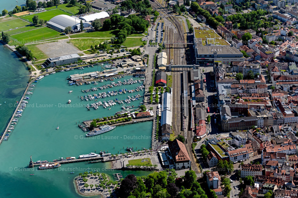 4032074 | KONSTANZ 12.06.2020 Gleisverlauf und Gebäude des Hauptbahnhofes am Konstanz Hafen in Konstanz im Bundesland Baden-Württemberg, Deutschland. // Track progress and building of the main station of the railway on Konstanz Hafen in Konstanz in the state Baden-Wuerttemberg, Germany. Foto: Gerhard Launer