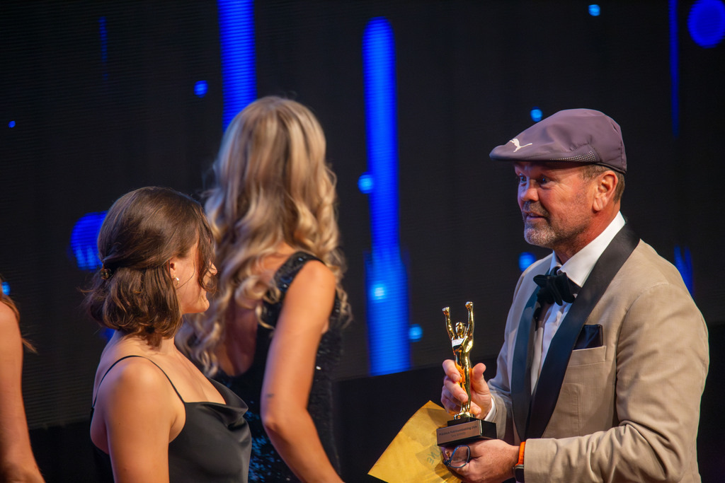 Rosengarten Mannheim: Award-Night 2024 / Sport Award Rhein-Neckar. Bild: Sven Ottke überreicht Tara Schmitz (Eishockey, Mad Dogs Mannheim) ihren Preis  | Rosengarten Mannheim: Award-Night 2024 / Sport Award Rhein-Neckar. Bild: Sven Ottke überreicht Tara Schmitz (Eishockey, Mad Dogs Mannheim) ihren Preis  - Realisiert mit Pictrs.com