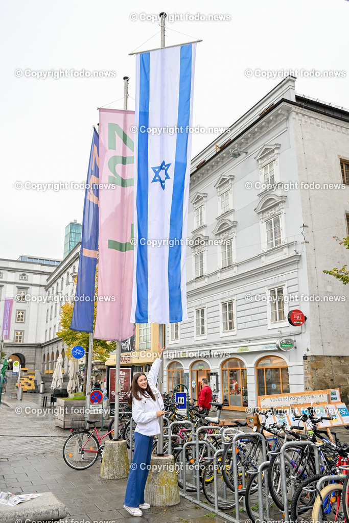 Altes Rathaus Linz_ Israel Fahne_ 24.10.2023-3 | 24.10.2023, Altes Rathaus Linz, AUT, Hauptplatz Linz, im Bild altes Rathaus, Hauptplatz Linz, Israel Fahne

Krone Redakteurin Anna Jaschek versucht die Fahne zu erreichen - wie hoch haengt diese