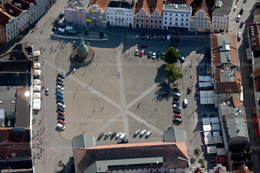 4062193 | WISMAR 08.09.2021 Gebäude des Rathauses der Stadtverwaltung am Marktplatz der Innenstadt in Wismar im Bundesland Mecklenburg-Vorpommern, Deutschland. // Town Hall building of the City Council at the market downtown in Wismar in the state Mecklenburg - Western Pomerania, Germany. Foto: Gerhard Launer