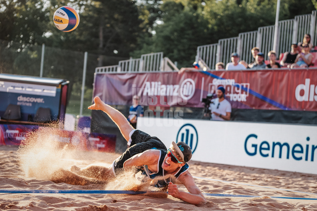 Beachvolleyball | Männer  | German Beach Tour 2024 | Tourstop München | 18.07.2024 | Tamo Wüst springt zum Ball