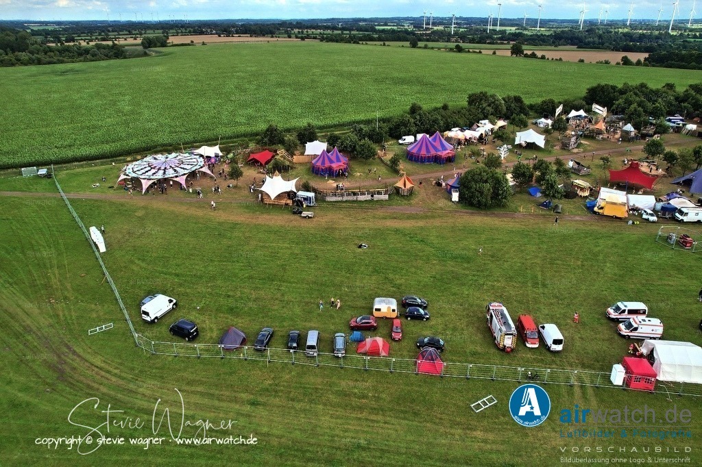 Bachblyten® Festival 2023 | Entdecken Sie atemberaubende Luftbilder und Fotografien auf airwatch.de - Tauchen Sie ein in eine Welt voller faszinierender Aufnahmen aus der Vogelperspektive.