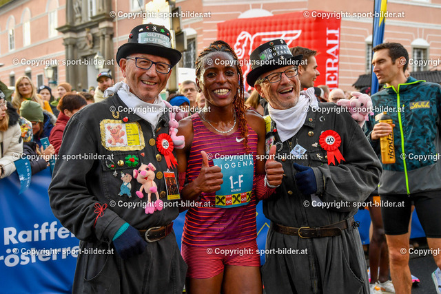 AUT, Laufen, Silvesterlauf Peuerbach 2022 | 31.12.2022, Peuerbach , AUT, Leichtathletik, Laufen, Silvesterlauf Peuerbach 2022, im Bild Rauchfangkehrer Peter und Paul mit Werkuha Getachew (ETH)



