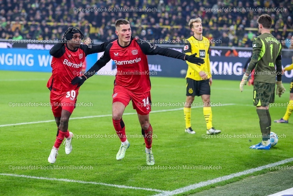 BVB10012501041 | 10.01.2025, Fußball, Borussia Dortmund - Bayer 04 Leverkusen, 1. Fußball Bundesliga, 16. Spieltag, Signal Iduna Park, Saison 2024 2025: Torjubel nach dem Treffer zum 2:0 durch Patrik Schick (Bayer04 Leverkusen #14) zusammen mit Jeremie Frimpong (Bayer04 Leverkusen #30)DFB regulations prohibit any use of photographs as image sequences and or quasi-video.