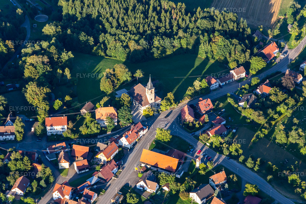 Luftbild: Kirchengebäude im Dorfkern im Ortsteil Kirchenkirnberg in Murrhardt im Bundesland Baden-Württemberg in Deutschland. Foto: IMG_093639.jpg vom 22.08.2016 durch Werner Riehm/FLY-FOTO.de