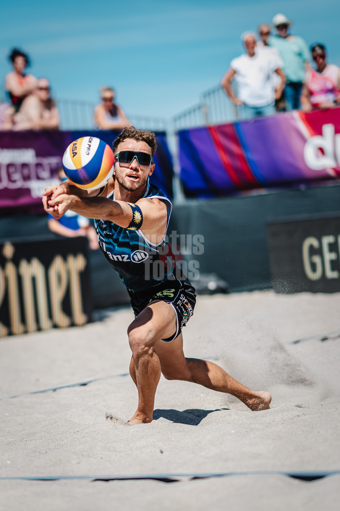 Beachvolleyball | Männer | Allianz German Beach Tour 2024 | Tourstop Kühlungsborn | 11.08.2024 | Jonas Sagstetter spielt den Ball