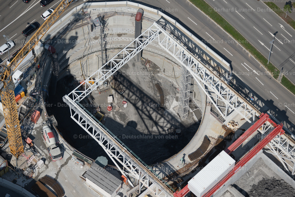 4047122 | PLIENINGEN 11.08.2021 Baustelle mit Tunnelführungsarbeiten für die Streckenführung und den Verlauf " Flughafentunnel " parallel zum Verlauf der Autobahn BAB A8 im Ortsteil Plieningen in Stuttgart im Bundesland Baden-Württemberg, Deutschland. Weiterführende Informationen bei: Ed. Züblin AG,  STRABAG Real Estate GmbH. // Construction site with tunneling work for the route and the "airport tunnel" course parallel to the course of the A8 motorway in the Plieningen district of Stuttgart in the state Baden-Wuerttemberg, Germany. Further information at: Ed. Zueblin AG,  STRABAG Real Estate GmbH. Foto: Gerhard Launer
