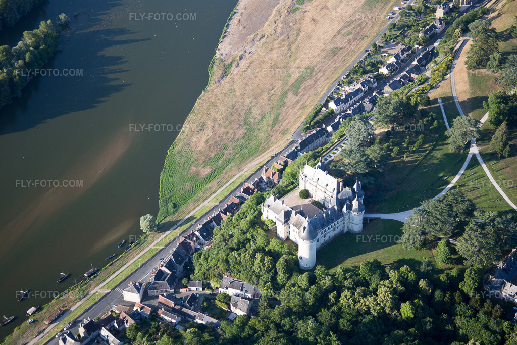 Aerial view: View of the town in Chaumont-sur-Loire in the state Loir et Cher, France. – Photo: IMG_081223.jpg taken on 06/19/2015 by Werner Riehm/FLY-FOTO.com – Resolution of the original: 5472 x 3648 px