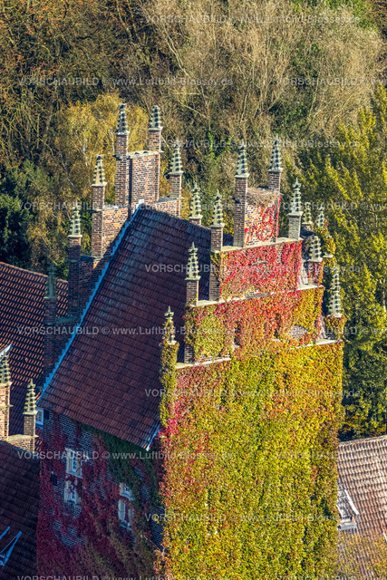 Hamm241011182SchlossHeessen | Luftbild, Schloss Heessen, Privatschule und Internat, begrünte Hausfassade und Turmspitzen, herbstliche Bäume, Stadtbezirk Heessen, Hamm, Ruhrgebiet, Nordrhein-Westfalen, Deutschland