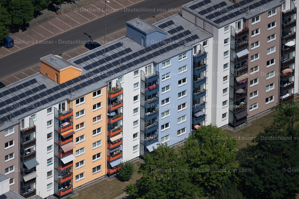 4035980 | BRAUNSCHWEIG 31.07.2020 Hochhäuser im Wohngebiet einer industriell gefertigten Plattenbau- Siedlung an der Recknitzstraße im Ortsteil Weststadt in Braunschweig im Bundesland Niedersachsen, Deutschland. // Skyscrapers in the residential area of industrially manufactured settlement on street Recknitzstrasse in the district Weststadt in Brunswick in the state Lower Saxony, Germany. Foto: Gerhard Launer
