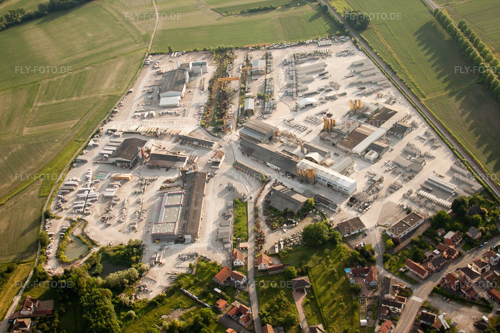 Luftbild: Gewerbegebiet und Firmenansiedlung Betonbau Stradal in Kilstett im Bundesland Bas-Rhin in Frankreich. – Foto: IMG_28862.jpg vom 14.06.2010 durch Werner Riehm/FLY-FOTO.de – Auflösung des Originals: 4752 x 3168 px
