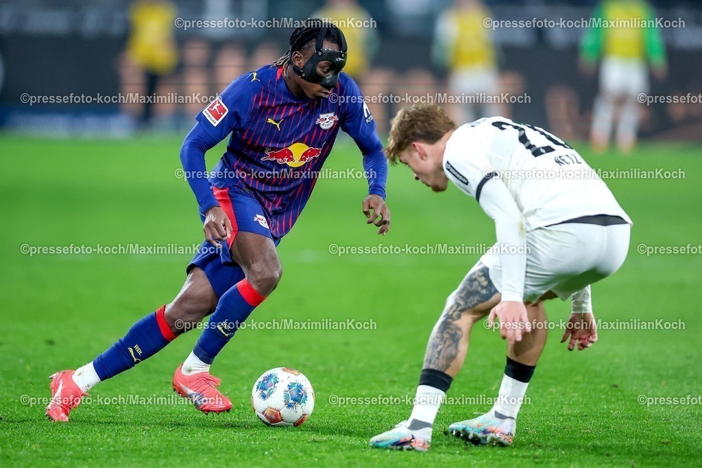 BMG28112501067 | 28.11.2025, Fußball, Borussia Mönchengladbach - RB Leipzig, 1. Fußball Bundesliga, 12.Spieltag, Borussia-Park, Saison 2025 2026: Yan Diomande (RB Leipzig #49) im Zweikampf gegen  Luca Netz (Borussia Mönchengladbach #20) DFB regulations prohibit any use of photographs as image sequences and or quasi-video.