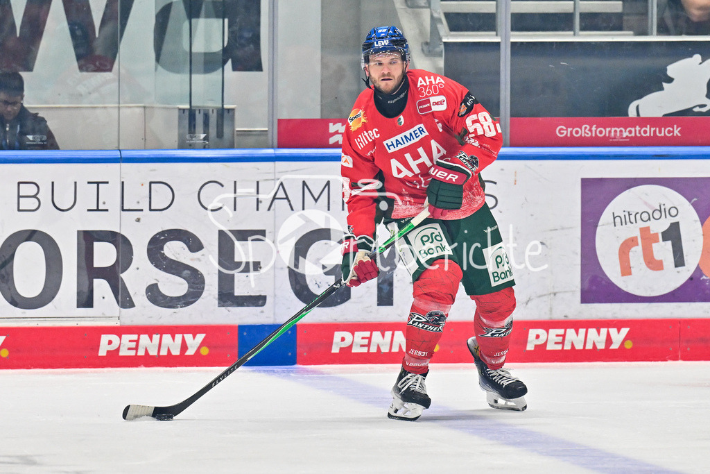 Augsburger Panther - Iserlohn Roosters | am Puck Maximilian RENNER (Augsburger Panther #58) / Einzelfoto / Freisteller / Penny DEL: Augsburger Panther - Iserlohn Roosters; Curt Frenzel Stadion am 21.09.2025