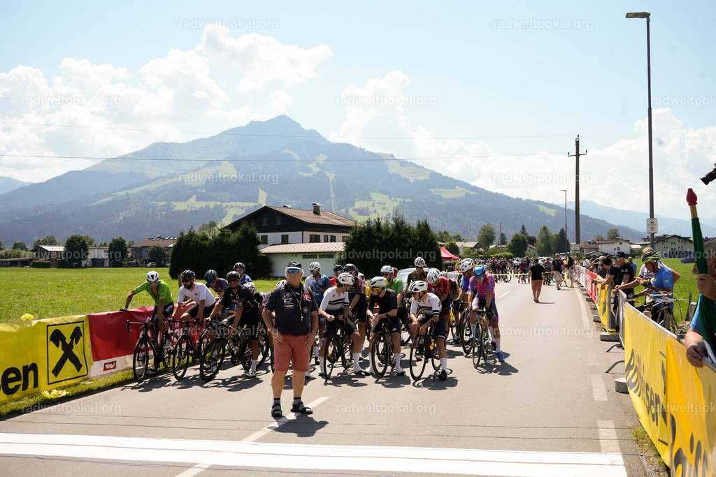 94_20230817_Bewerb_Maenner_Muehlanger | AUT - OESTERREICH, 2023-08-16: SPORT RENNRAD-FAHREN - 55. INTERNATIONALER RADWELTPOKAL IN ST. JOHANN IN TIROL  - Vintage-Radrennen mit WM-Bronze-Medaillen-Siegerin Christina Schweinberger, den Teilnehmer und Alexander Baumann (vom Orginastions-Team) - TAG 2 BEWERB MAENNER IN SECHS GRUPPEN  ; Foto: Roland Muehlanger