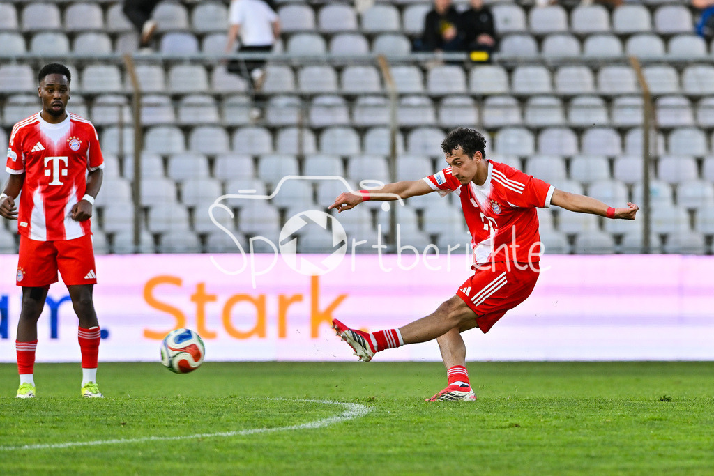 FC Bayern Amateure - SpVgg Ansbach | MUNICH, GERMANY - 17. APRIL: Torschuss Mudaser SADAT (FC Bayern München II 7) während dem Match zwischen den Amateuren des FC Bayern München und der SpVgg Ansbach am 29. Spieltag der Regionalliga Bayern im Grünwalder Stadion