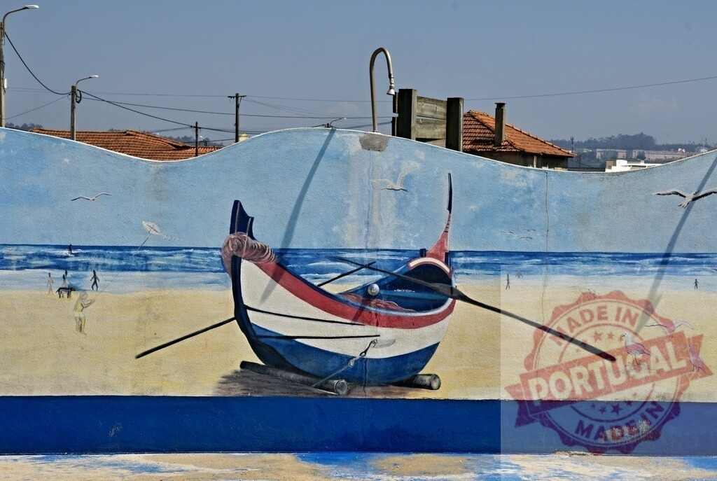 Aveiro Region - Portugal Coastal mural depicting traditional boat on a beach | Colorful wall art showing a fishing barca with oars on a sandy shore by the sea - Realisiert mit Pictrs.com