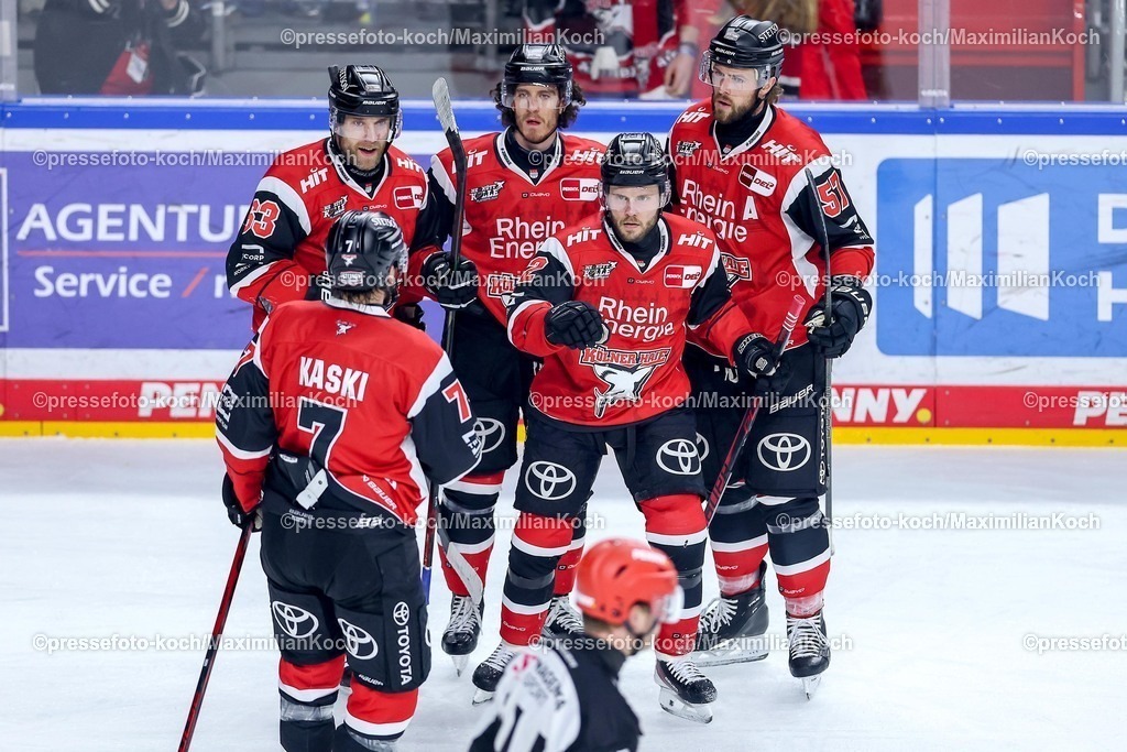 KEC20042601030 | 20.04.2026, Eishockey, DEL Halbfinale Play-Offs, Kölner Haie - Eisbären Berlin, Spiel 6, Lanxess-Arena Köln: Torjubel nach dem Tor zum 1:2 durch Torschütze Parker Tuomie (Kölner Haie #62)  zusammen mit  Gregor MacLeod (Kölner Haie #89) Brady Austin (Kölner Haie #57) Patrick Russell (Kölner Haie #63) Oliwer Kaski (Kölner Haie #07) 