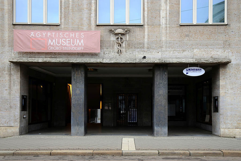 Bildlexikon Leipzig - Krochhochhaus - Eingang | Das Team hinter BILDLEXIKON LEIPZIG bündelt historische wie aktuelle Informationen über die Stadt Leipzig in Text und Bild auf einer Plattform und stellt diese der interessierten Öffentlichkeit zur Verfügung.