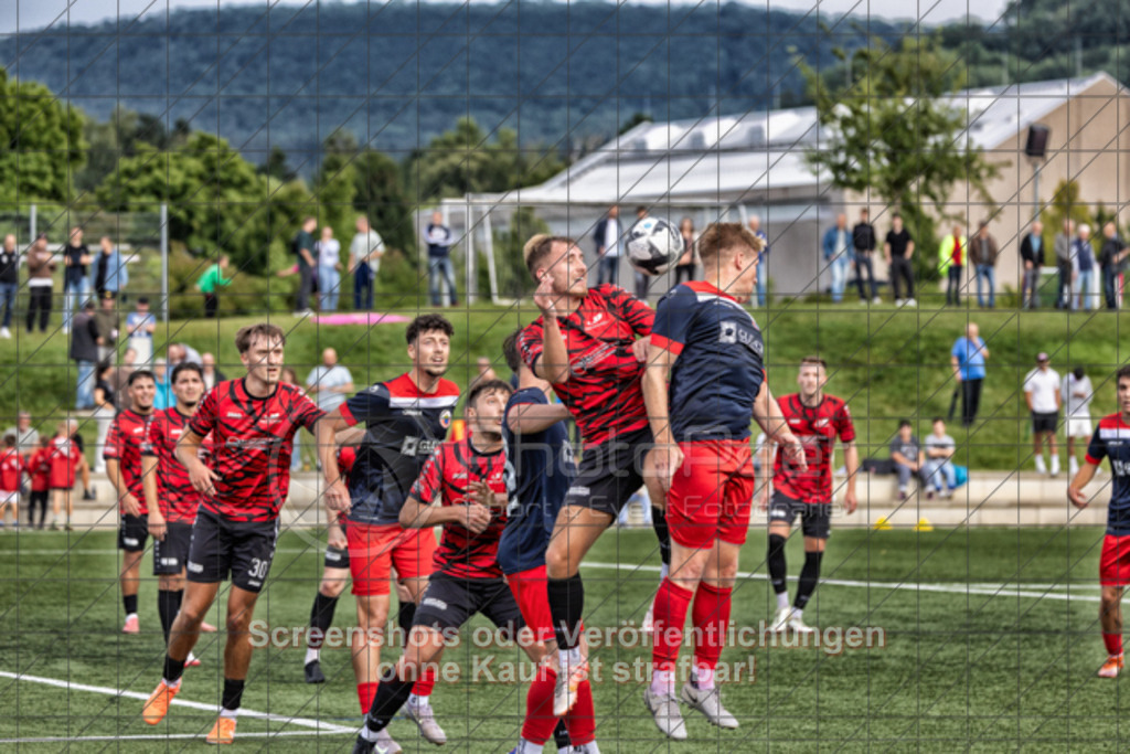 20250726_180402_0086-Bearbeitet | Verteidigt in letzter Instanz, Nathan Winter (TSV Bad Boll #14) ,TSV Bad Boll (rot/schwarz) vs. TSVGG Plattenhardt (blau/rot), Fussball, DB-Regio-WFW-Pokal - wfv, 1.Runde, Saison 2025/2026, Kunstrasenplatz, Erlengarten 37, 73087 Bad Boll, 26.07.2025 - 17:30 Uhr,Foto: PhotoPeet-Sportfotografie/Peter Harich