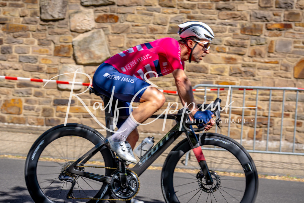 Spurt in den Mai 2026 - Großer Preis der Sparkasse Neuss | Annual one-day road cycling race "Großer Preis der Sparkasse Neuss" held in Büttgen, Germany, organized by VfR Büttgen 1912 e.V. The event features multiple races across all age categories from U11 youth to Elite men. - Realisiert mit Pictrs.com