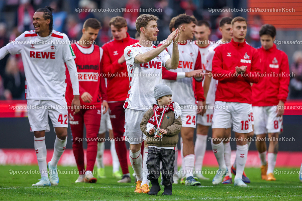 Koe09112402254 | 09.11.2024, 1. FC Köln - SpVgg Greuther Fürth, 2. Fußball Bundesliga, RheinEnergieSTADION, Saison 2024 2025: Abschlussjubel nach dem Sieg - Florian Kainz (1.FC Köln #11) zusammen mit KindDFB regulations prohibit any use of photographs as image sequences and or quasi-video.