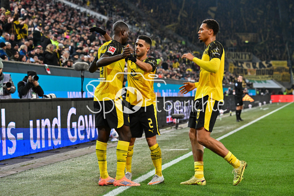 FC Augsburg - Borussia Dortmund | AUGSBURG, GERMANY - Serhou GUIRASSY (Borussia Dortmund 9) celebrates the goal to 0-1 during the bundesliga match between FC Augsburg vs. Borussia Dortmund on matchday 9 at WWK Arena on October 31, 2025 in Augsburg, Germany / DFL REGULATIONS PROHIBIT ANY USE OF PHOTOGRAPHS AS IMAGE SEQUENCES AND/OR QUASI-VIDEO / Carney CHUKWUEMEKA (Borussia Dortmund 17)
