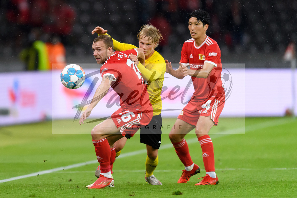 FCUKUO20210826_135 | Fussball, Herren: Urho Nissilae (Kuopion PS) und Tymoteusz Puchacz (1.FC Union Berlin) im Zweikampf beim Spiel der UEFA Conference League zwischen 1. FC Union Berlin und Kuopion PS im Olympiastadion am 26.08.2021 in Berlin, Deutschland. - Realisiert mit Pictrs.com