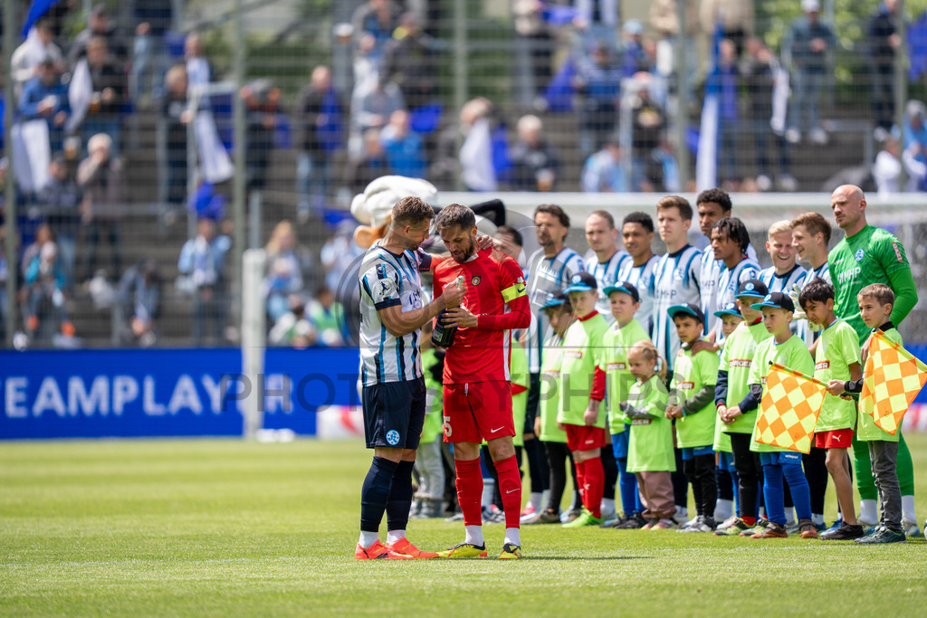 Stuttgarter Kickers vs. SG Sonnenhof Großaspach, Fussball, Regionalliga Suedwest, 34. Spieltag, 16.05.2026 | David Braig (Stuttgarter Kickers, #22) uebergibt ein Geschenk an Volkan Celiktas (SG Sonnenhof Großaspach, #05) zur Meisterschaft und dem Aufstieg,Stuttgarter Kickers vs. SG Sonnenhof Großaspach, Fussball, Regionalliga Suedwest, 34. Spieltag, 16.05.2026