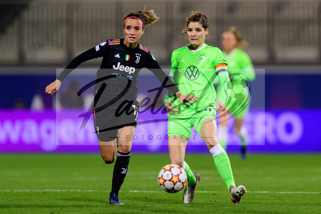 WOBJUV20211118_159 | Fussball, Frauen: Barbara Bonansea (Juventus FC) und Dominique Janssen (VfL Wolfsburg) im Zweikampf bei dem Spiel der UEFA Women´s Champions League zwischen VfL Wolfsburg und Juventus Turin im AOK-Stadion am 18.11.2021 in Wolfsburg, Deutschland. - Realisiert mit Pictrs.com
