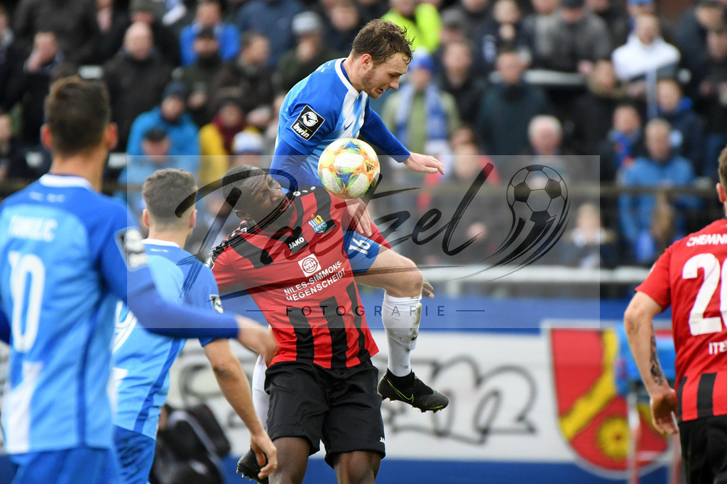 20200201_MEPCHE_0033 | Fußball, Herren: Tarsis Bonga (Chemnitzer FC) und Florian Egerer (SV Meppen) im Zweikampf waehrend des Spiels der 3. Liga zwischen SV Meppen und Chemnitzer FC in der Haensch-Arena am 01.02.2020 in Meppen, Deutschland. DFB / DFL REGULATIONS PROHIBIT ANY USE OF PHOTOGRAPHS AS IMAGE SEQUENCES AND/OR QUASI-VIDEO. - Realisiert mit Pictrs.com