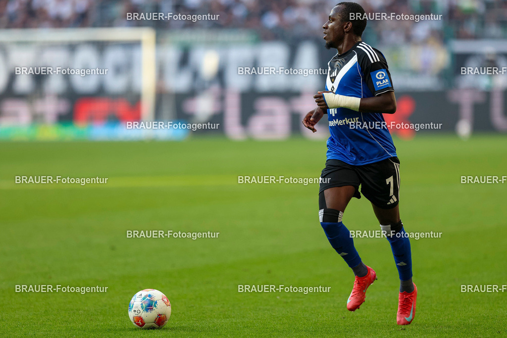 Borussia Mönchengladbach vs Hamburger SV - Bundesliga  | Mönchengladbach, Deutschland, 24.08.25:   Jean-Luc Dompe (Hamburger SV) in Aktion am Ball, Einzelaktion waehrend des Spiels der Bundesliga zwischen Borussia Mönchengladbach vs Hamburger SV im Stadion im Borussia Park(Foto von Brauer-Fotoagentur / Adrian Schlueter)