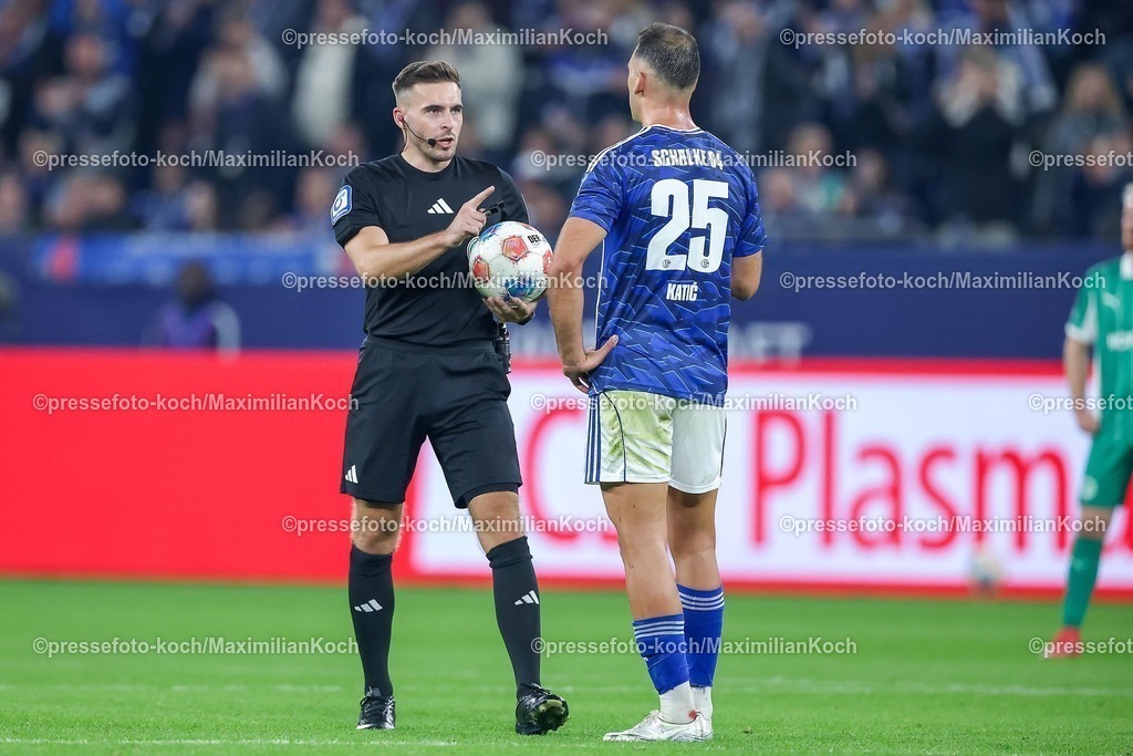 S0426092501183 | 25.09.2025, Fußball, FC Schalke 04 - SpVgg Greuther Fürth, 7.Spieltag, 2. Fußball Bundesliga, Veltins-Arena Gelsenkirchen, Saison 2025 2026: Schiedsrichter Tom Bauer DFB regulations prohibit any use of photographs as image sequences and or quasi-video.
