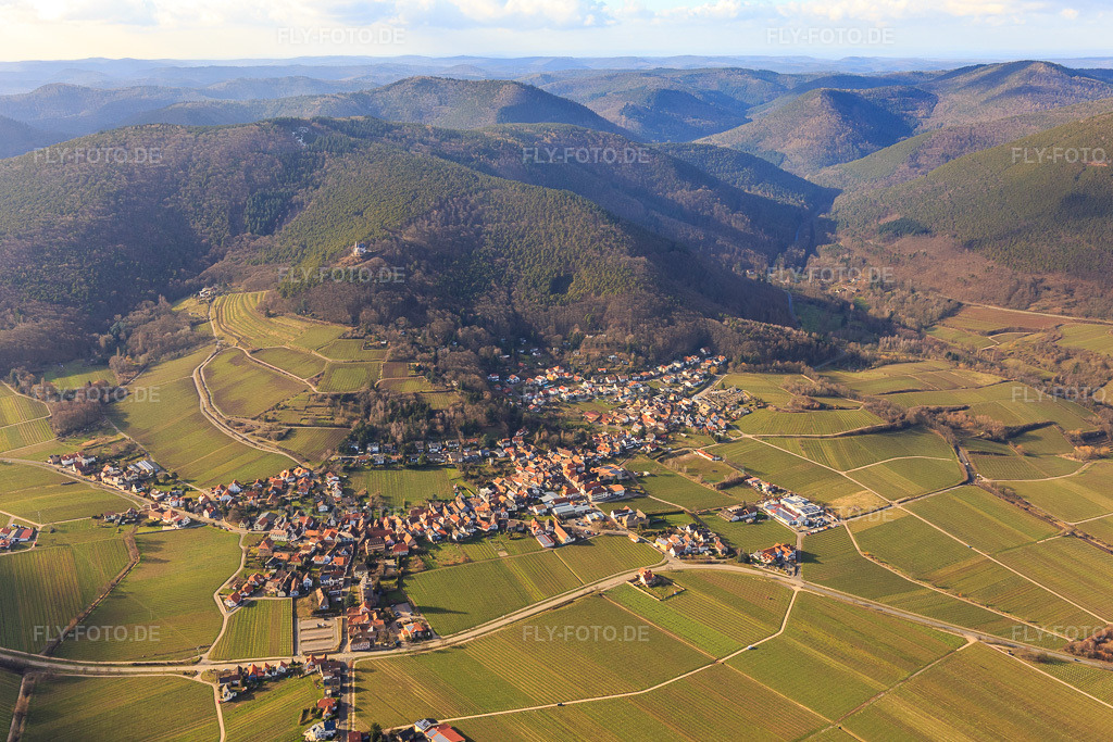 Luftbild: Winzerdof im Winter aus Osten in Burrweiler im Bundesland Rheinland-Pfalz in Deutschland. Foto: IMG_104724.jpg vom 16.02.2018 durch Werner Riehm/FLY-FOTO.de