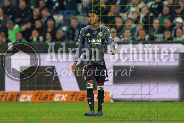 Borussia Mönchengladbach vs Eintracht Frankfurt - Bundesliga  | Mönchengladbach, Deutschland, 27.09.25:   Ansgar Knauff (Eintracht Frankfurt) schaut waehrend des Spiels der Bundesliga zwischen Borussia Mönchengladbach vs Eintracht Frankfurt im Stadion im Borussia Park(Foto von Brauer-Fotoagentur / Adrian Schlueter)