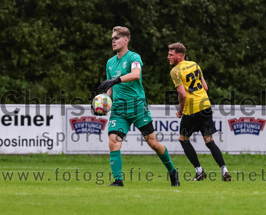 2023-08-09_072_FC_Moosinning_II_gegen_SpVgg_Altenerding | Moosinning, Deutschland, 09.08.2023:
Fußball, Kreisliga 2023 / 2024, 3. Spieltag, FC Moosinning II gegen SpVgg Altenerding, Endergebnis: 1:1

Torwart Lukas Loher (SpVgg Altenerding, #75), Christoph Kollmannsberger (FC Moosinning, #23)

Foto: Christian Riedel / fotografie-riedel.net