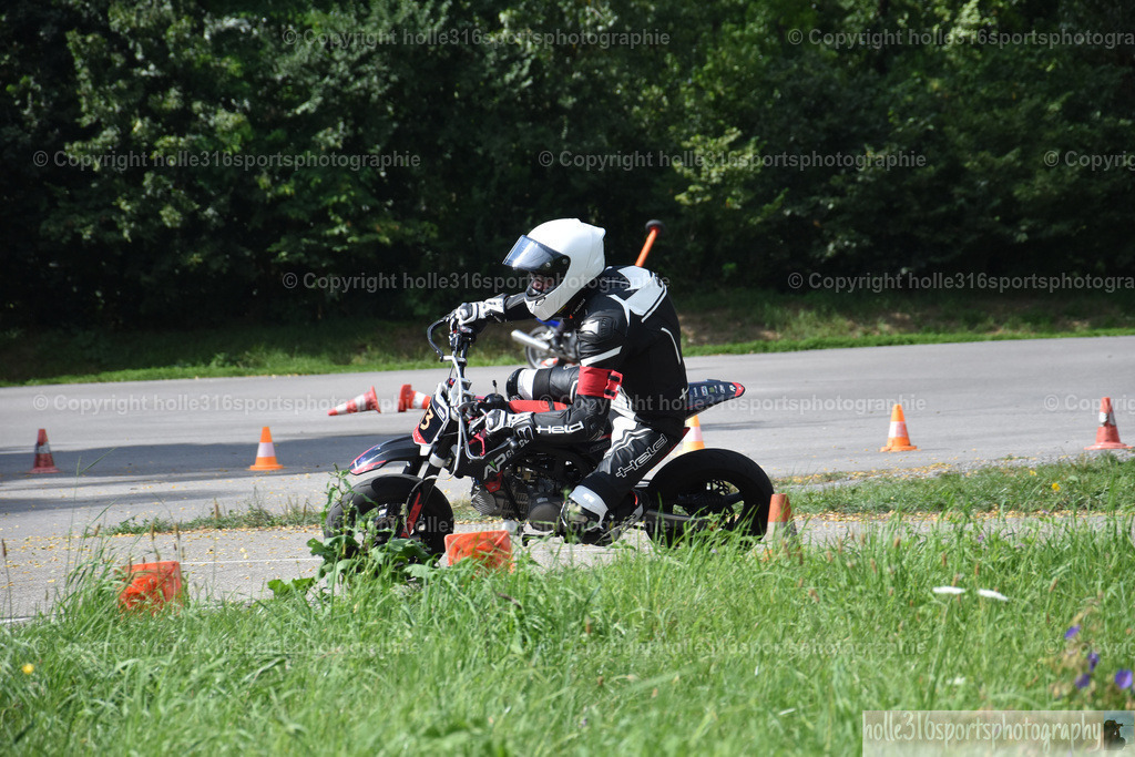 DSC_0913 | Sportfotografie , Motorsport, Motoross, Reitsport, Mointainbike, Enduro,
Landschaft , Outdoor, Eventfotografie, Landschaft, Bilder online bestellen - Realisiert mit Pictrs.com