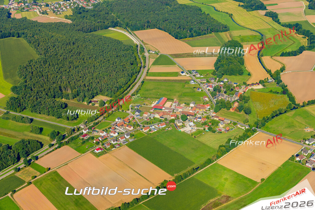 Klassische Luftaufnahme ohne Drohne zeigt:Altmannshof bei Poppenricht - Die Luftbildaufnahme wurde 2025 vom UL-Flugzeug heraus erstellt ( keine Drohne ) - Hochauflösende Luftaufnahme -Nicht vergleichbar mit Google Maps oder Satelittenbilder- Die Geschenkidee !Mit Lizenz und Bildrechte bestellbar