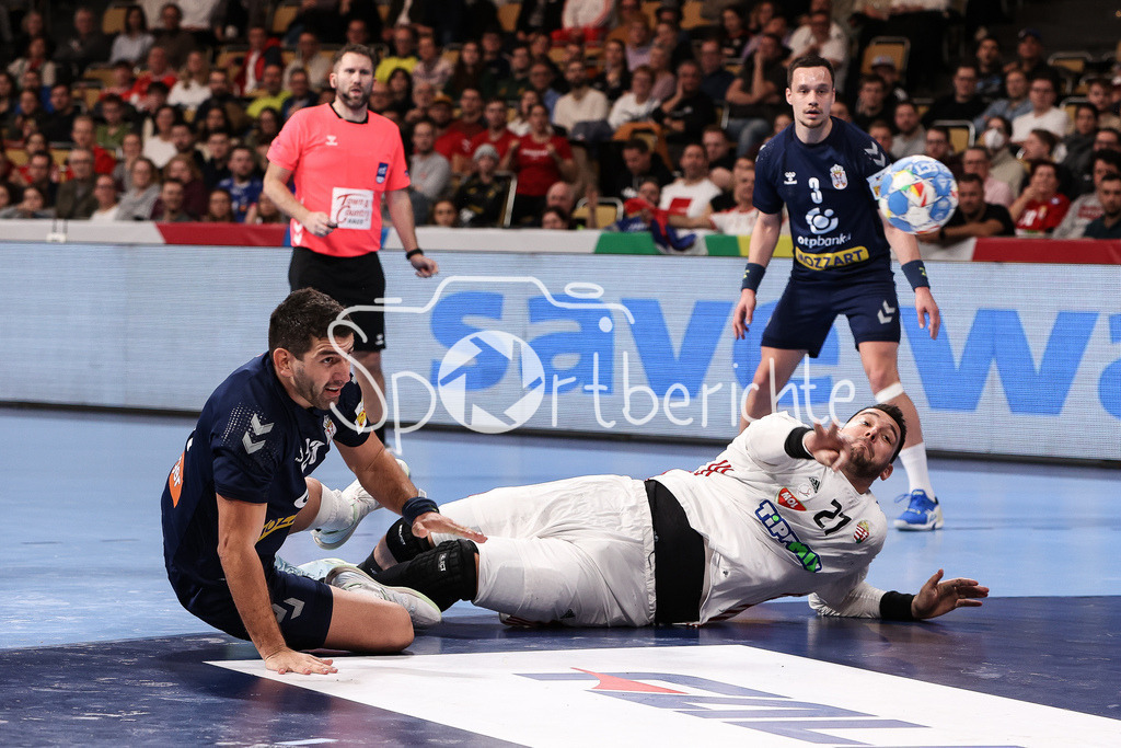 Serbien - Ungarn | Predrag VEJIN (SRB #23) kann Bence BANHIDI (HUN #27 nicht am Wurf auf das Tor hindern