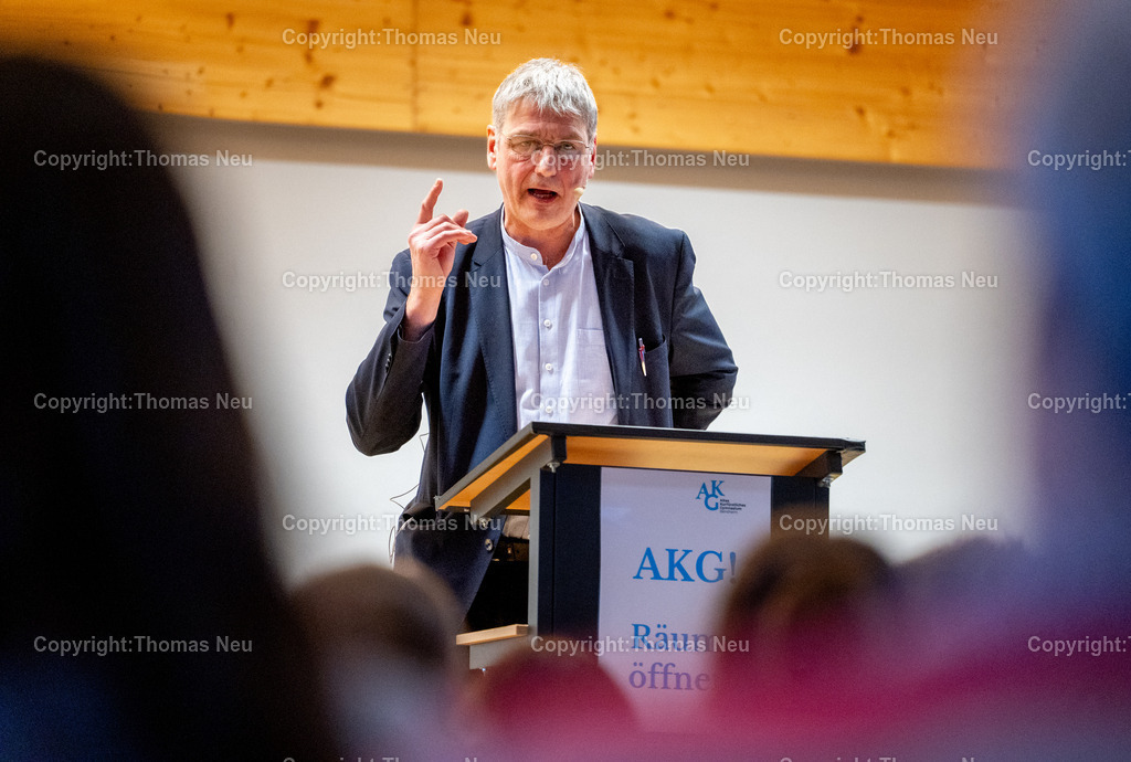 AKG_Forum_Manfred_Sapper_Fotografie-Thomas-Neu-14 | Am 9.3.2026 haben wir um 18 Uhr ein AKG Forum. Krieg ohne Ende? Russland, die Ukraine und wir am AKG "Lass mich in Ruhe! Ich will von diesem Krieg nichts mehr hören!" Überdruss macht sich breit. Verständlich, doch der Krieg verschwindet dadurch nicht. Seit 2022, genauer gesagt seit 2014, versucht Putins Russland, die Freiheit und Selbstbestimmung der Ukraine zu zerstören bringt Tod, Zerstörung und Leid über das Land. Je länger der Krieg dauert, desto näher kommt er uns. Was sind die Ursachen des Krieges? Und die Folgen? Warum geht er immer weiter? Oder gibt es Bedingungen, unter denen er endet? Und was geht uns das alles an? Antworten auf diese Fragen gibt Dr. Manfred Sapper, Chefredakteur der Zeitschrift "OSTEUROPA", Berlin,Bild: Thomas Neu