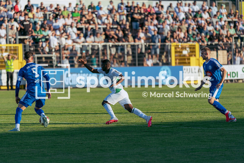 SSVg Velbert 02 – Borussia Mönchengladbach | Tristan Duschke (SSVg Velbert 02) und Iaia Manco Danfa (Borussia Mönchengladbach). Testspiel zwischen der SSVg Velbert 02 und Borussia Mönchengladbach in Velbert, 12.08.2026. Endstand: 0:8. sportimfokus / Marcel Schwering - Realisiert mit Pictrs.com