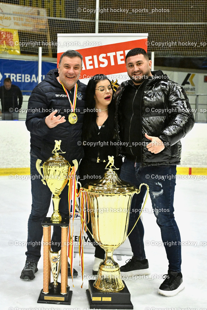 ESC Sparkasse Steindorf Meister 2025/26 | Sektionsleiter ESC Steindorf Hans Tschernutter mit Familie, ESC Sparkasse Steindorf Meister 2025/26, ESC Sparkasse Steindorf Meister 2025/26 am 08.03.2026 in Althofen (Stadthalle Althofen), Austria, (Photo by Bernd Stefan)