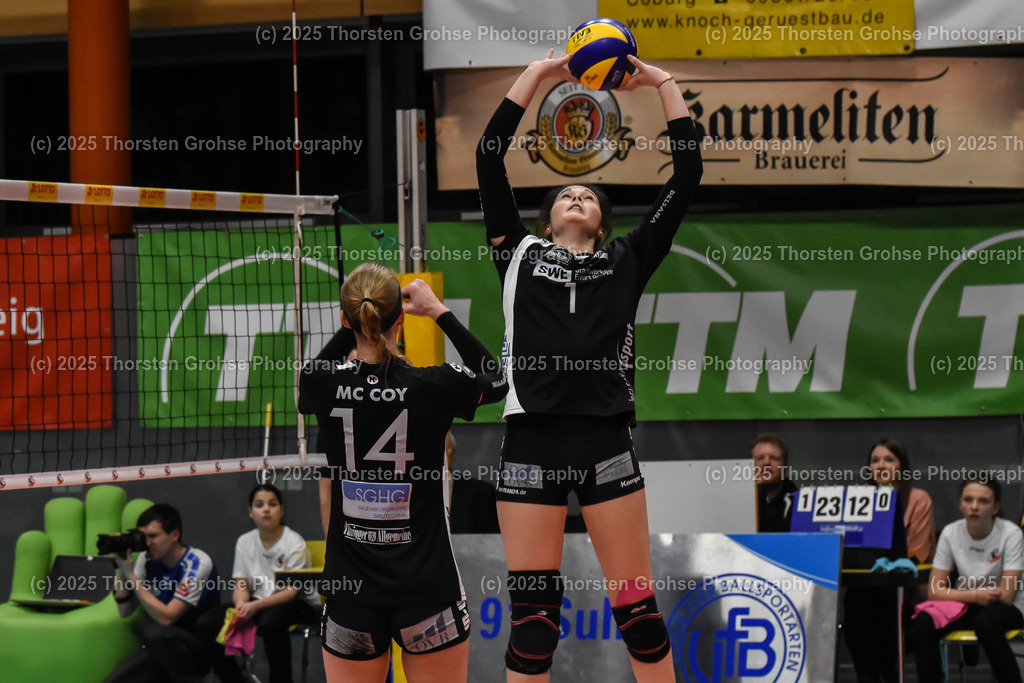 VBL VFB Suhl vs. SCHWARZ-WEISS Erfurt | Evyn Kaelee McCoy #14 (Schwarz-Weiss Erfurt), Bailey Marie Nichol #1 (Schwarz-Weiss Erfurt); VBL VFB Suhl vs. SCHWARZ-WEISS Erfurt, Volleyball-Bundesliga Frauen am 17.02.2018 in der Multihalle in Meiningen, (Deutschland) - Realisiert mit Pictrs.com