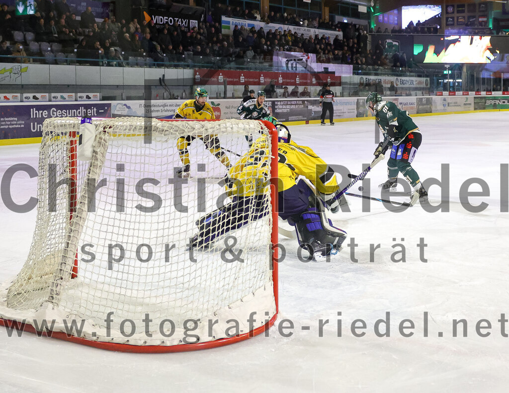 2025-12-19_060_TSV_Erding_gegen_Toelzer_Loewen | Erding, Deutschland, 19.12.2025:Eishockey, Oberliga Süd 2025 / 2026, 27. Spieltag, TSV Erding gegen Tölzer Löwen, Endergebnis: 2:5Torwart Matthias Bittner (Tölzer Löwen, #32), Dennis Miller (Erding Gladiators, #61)Foto: Christian Riedel / fotografie-riedel.net