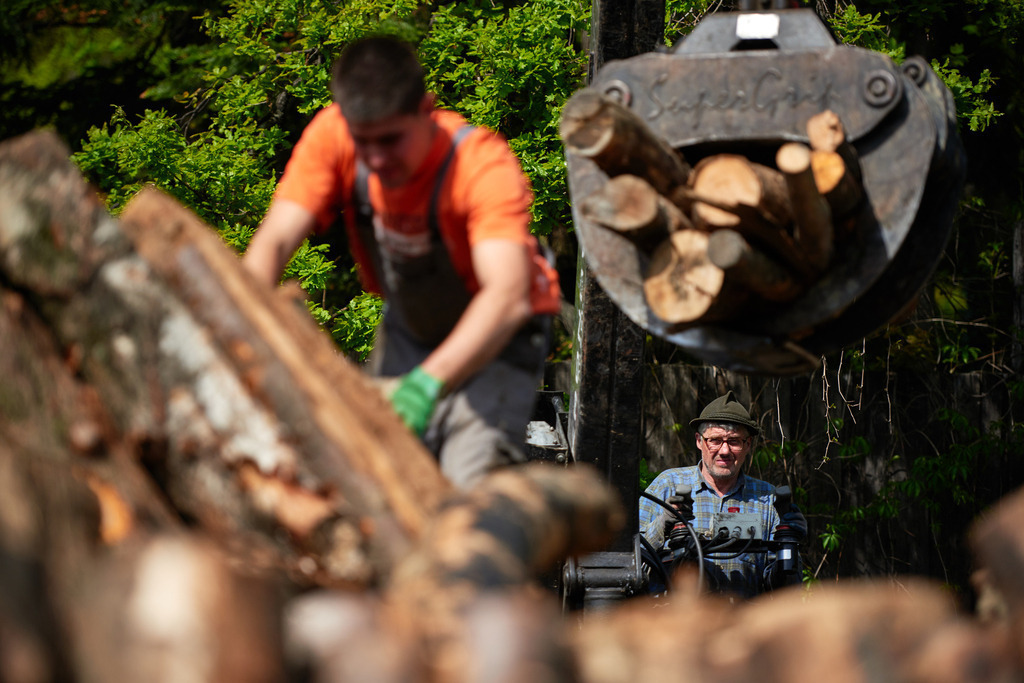 Waldköhlerei Hochecker | Michelbach, Austria - May 08, 2019: Waldköhlerei Hochecker, die 2011 in das Nationale Verzeichnis des immateriellen Kulturerbes der UNESCO aufgenommen wurde, produziert noch echte Holzkohle; Herr Hochecker beim Aufbau des Kohlmeilers. - Realisiert mit Pictrs.com