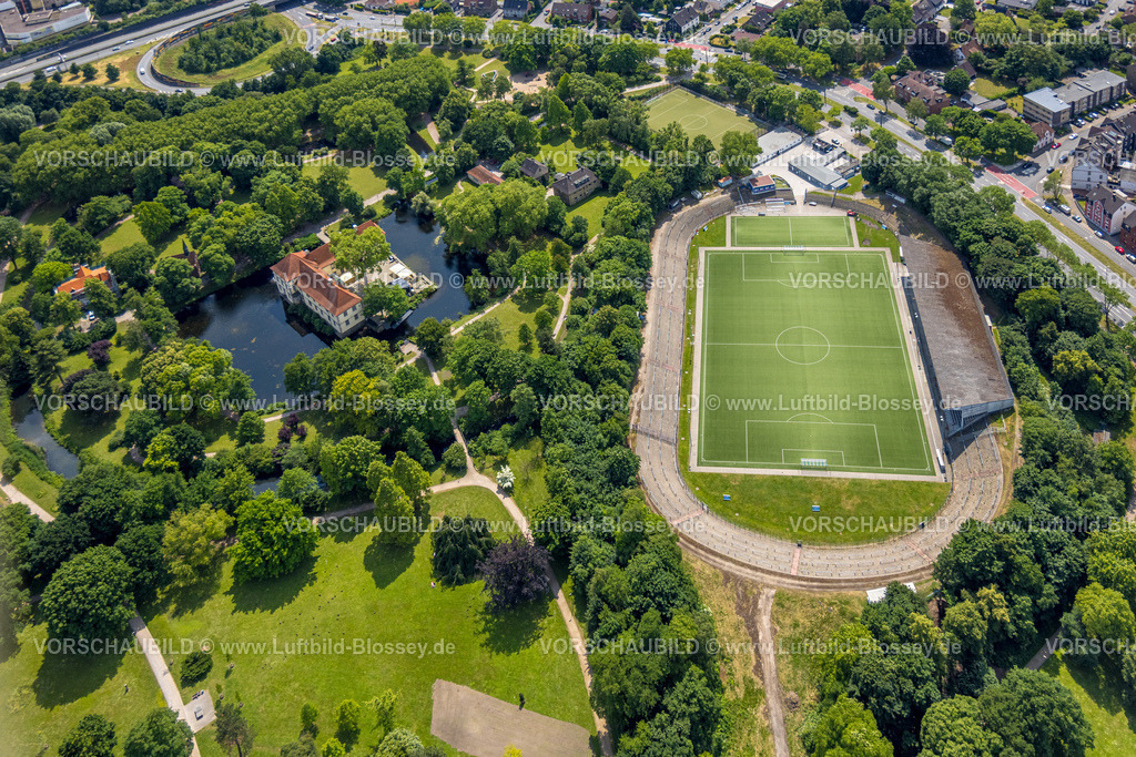 Herne250601843 | Luftbild, Schloss Strünkede Wasserschloss mit Gräfte und Schlosspark und Edeka Koch Sportpark Fußballstadion Sportanlage Stadion am Schloß Strünkede des SC Westfalia 04 Herne e. V., Baukau, Herne, Ruhrgebiet, Nordrhein-Westfalen, Deutschland