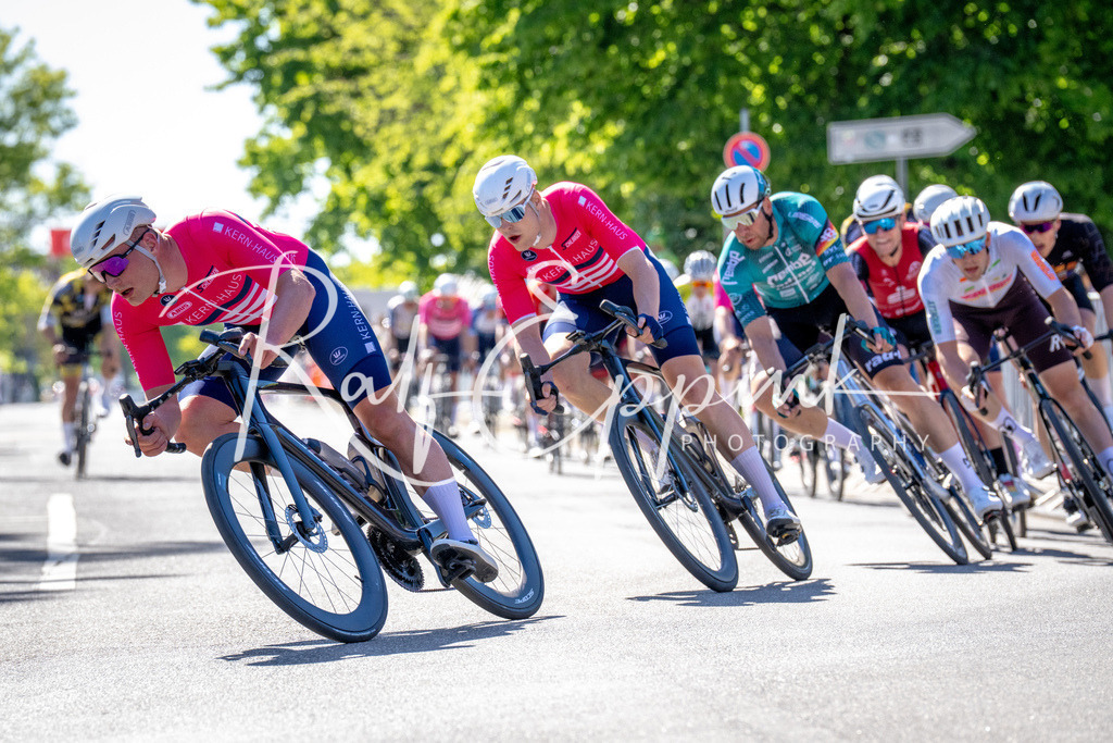 Spurt in den Mai 2026 - Großer Preis der Sparkasse Neuss | Annual one-day road cycling race "Großer Preis der Sparkasse Neuss" held in Büttgen, Germany, organized by VfR Büttgen 1912 e.V. The event features multiple races across all age categories from U11 youth to Elite men. - Realisiert mit Pictrs.com